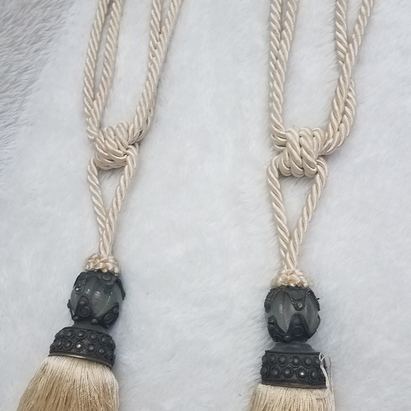 Window curtain tie backs - Picture 3 of 3